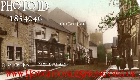 The Newcastle Arms pub on Newbottle Street in the 1940s.At the far left of the picture is the Royal Oak Inn, separated by the alley to Pottery Yard. To the right of the Newcastle Arms in the old Town Hall building and Covered Market.