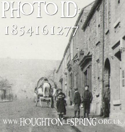 Children on the east side of Houghton's Sunderland Street, opposite the Queen's Head (Pillars) pub in 1908